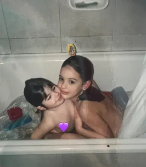 Foto de la infancia de Flor Jazmín Peña y su hermana Rocío.