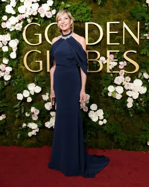 Allison Janney con un sobrio vestido negro con cuello halter, mangas y hombros descubiertos Allison Janney con un sobrio vestido negro con cuello halter, mangas y hombros descubiertos