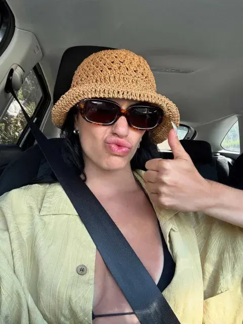 La camisas para la playa también forman parte de los elegidos de Lali La camisas para la playa también forman parte de los elegidos de Lali