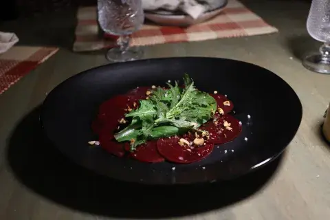 Un carpaccio de remolacha en el restaurante Gurisa de Punta del Este Un carpaccio de remolacha en el restaurante Gurisa de Punta del Este