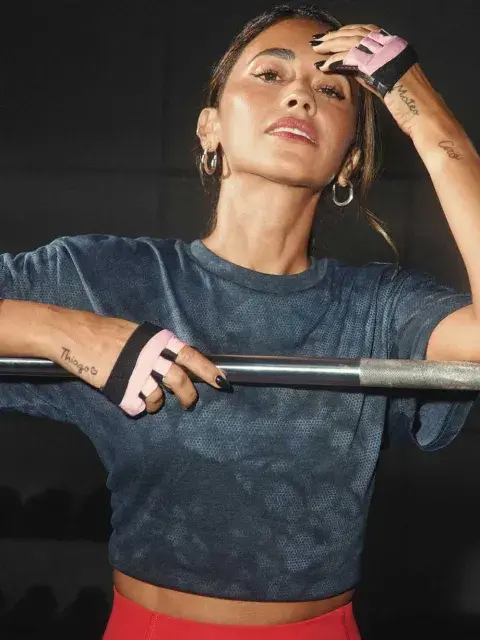 Para cerrar su estilismo agregó aros de argolla en color plata, una pulsera y guantes de gimnasio para levantar pesas, en color rosa y negro Para cerrar su estilismo agregó aros de argolla en color plata, una pulsera y guantes de gimnasio para levantar pesas, en color rosa y negro