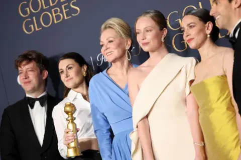 Foto del elenco de Hacks en los Golden Globes 2025. Foto del elenco de Hacks en los Golden Globes 2025.