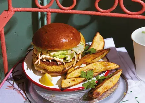 Hamburguesa de pescado en pan de papa Hamburguesa de pescado en pan de papa
