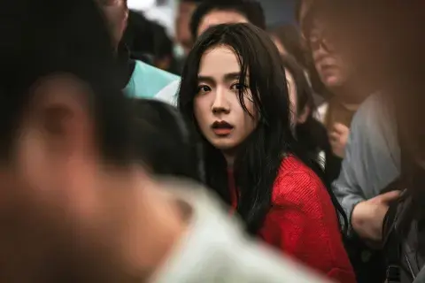 Foto de Jisoo de Blackpink en la serie Newtopia. Foto de Jisoo de Blackpink en la serie Newtopia.