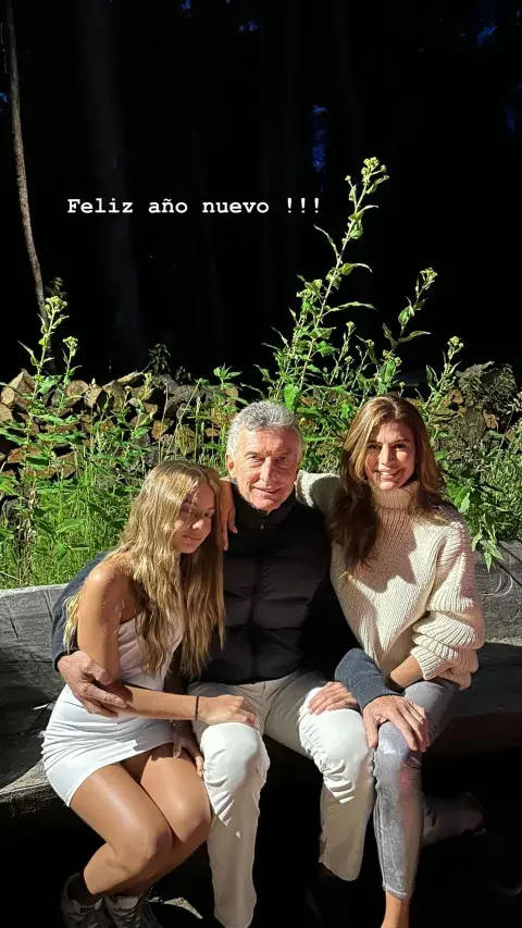Foto de Juliana Awada, con Antonia y Maurico Macri, recibiendo el 2025. Foto de Juliana Awada, con Antonia y Maurico Macri, recibiendo el 2025.