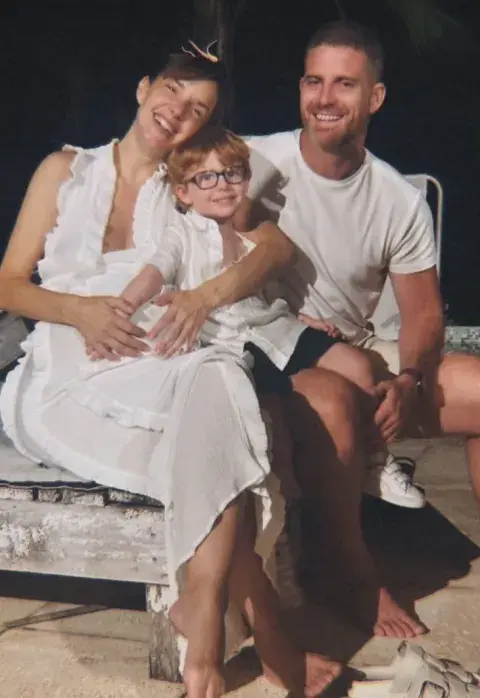 Foto de Julieta Nair Calvo recibiendo el 2025 en familia. Foto de Julieta Nair Calvo recibiendo el 2025 en familia.