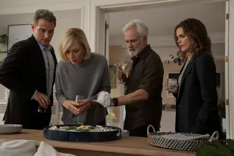 Imágenes oficiales de la temporada 3 de La diplomática con la incorporación de Bradley Whitford.