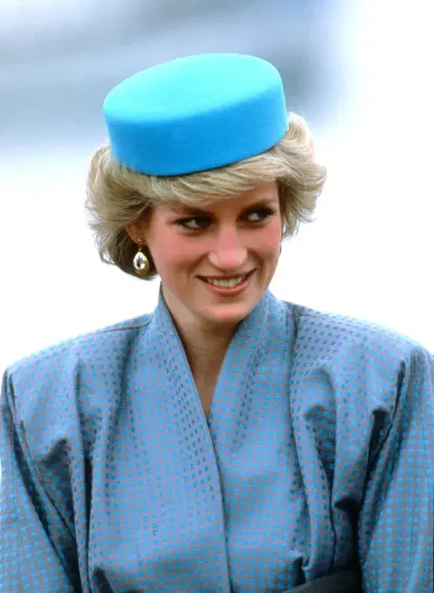 Lady di usando un sombrero en color turquesa Lady di usando un sombrero en color turquesa
