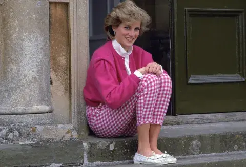 El estampado de la temporada usado por lady di en 1986 El estampado de la temporada usado por lady di en 1986