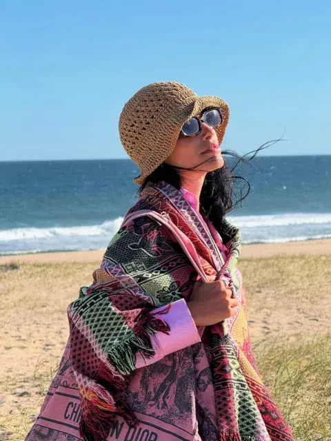 Lali y un piluso tejido para cubrirse del calor Lali y un piluso tejido para cubrirse del calor
