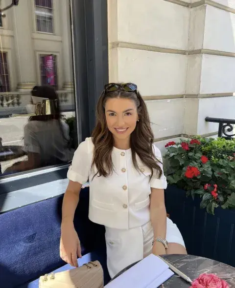 Una mujer vestida con un estilo old money Una mujer vestida con un estilo old money