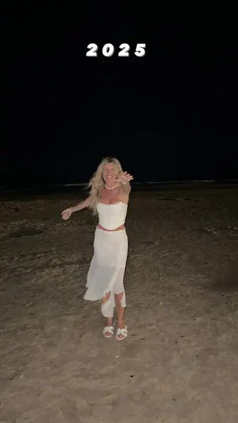 El look en blanco de Laurita Fernández para recibir el Año Nuevo 2025. El look en blanco de Laurita Fernández para recibir el Año Nuevo 2025.