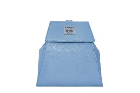 Mochila de cuero celeste, (Lázaro, $97.900) Mochila de cuero celeste, (Lázaro, $97.900)