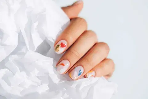 Con una estética más clásica, con uñas más cortas y lejos de las uñas largas eternas o las de forma cuadrada que se venían viendo en 2024. Ahora, le damos paso a las uñas con forma almendrada. Con una estética más clásica, con uñas más cortas y lejos de las uñas largas eternas o las de forma cuadrada que se venían viendo en 2024. Ahora, le damos paso a las uñas con forma almendrada.