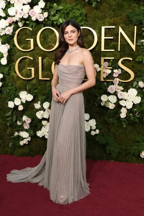 Monica Barbaro en la alfombra roja de los Golden Globes 2025. Monica Barbaro en la alfombra roja de los Golden Globes 2025.
