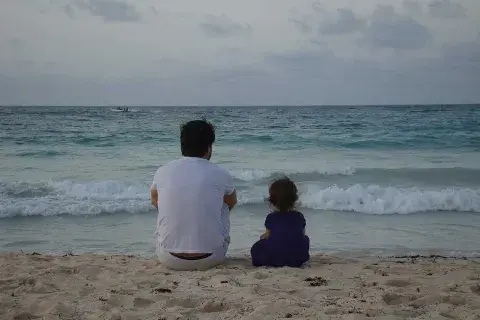 Gastón Pauls y Muna Pauls en la playa