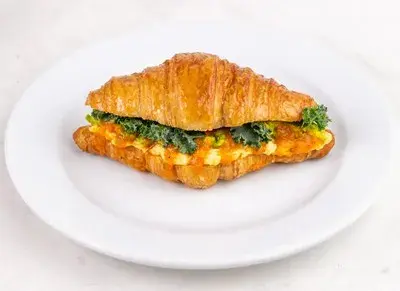 Ninina y su croissant con ingredientes orgánicos y un toque gourmet Ninina y su croissant con ingredientes orgánicos y un toque gourmet