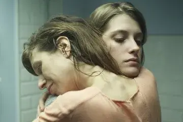 Dos mujeres abrazándose Dos mujeres abrazándose