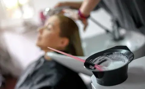 una mujer en la peluquería