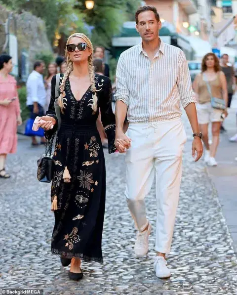 Paris Hilton luciendo uno de los diseños de la marca Paris Hilton luciendo uno de los diseños de la marca