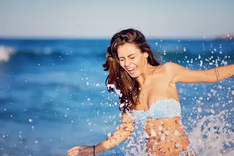Una mujer disfrutando del mar