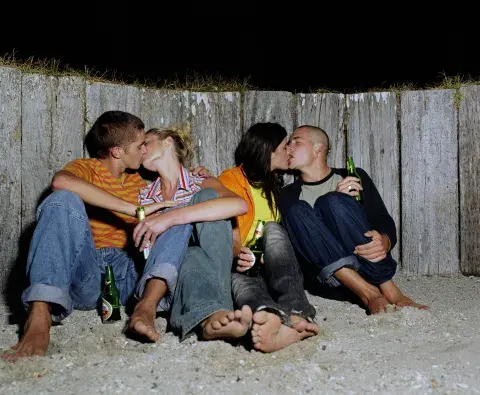 dos parejas de jóvenes besándose dos parejas de jóvenes besándose
