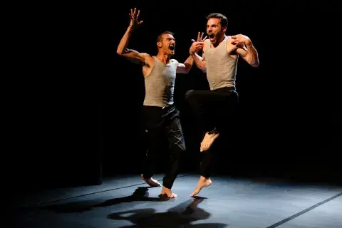 Antes de la función, los artistas entran en calor en el escenario mientras el público va llenando la sala. Durante una hora y media de obra no le darán respiro a la actividad física. Antes de la función, los artistas entran en calor en el escenario mientras el público va llenando la sala. Durante una hora y media de obra no le darán respiro a la actividad física.