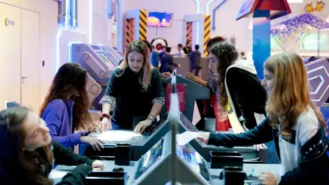 Cinco chicas juegan en el centro cultural de la ciencia para vacacionar en enero 2025 Cinco chicas juegan en el centro cultural de la ciencia para vacacionar en enero 2025