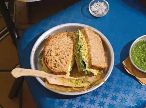 Sándwich de palta y huevo en pan de molde integral Sándwich de palta y huevo en pan de molde integral