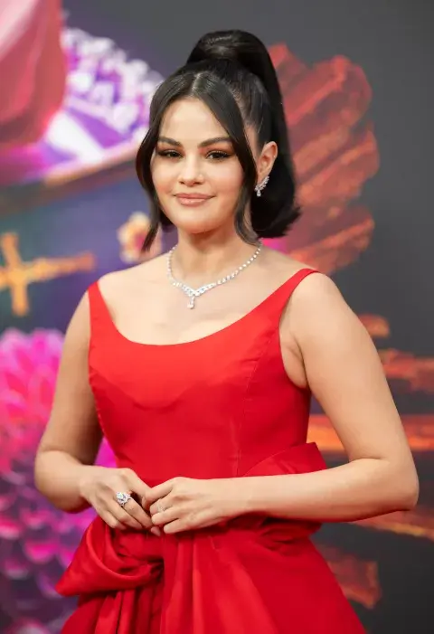 Selena Gomez luciendo una cola alta con flequillo Selena Gomez luciendo una cola alta con flequillo