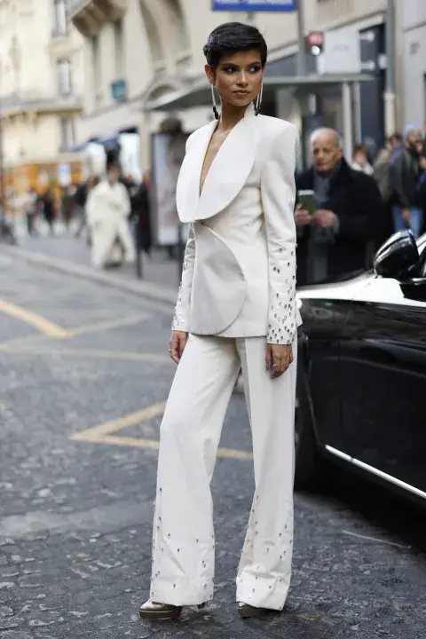 Ève Gilles luce un traje decorado en color crema, en la entrada de la pasarela de Stephane Rolland, durante la Alta Costura Primavera-Verano 2025, como parte de la Semana de la Moda de París, Ève Gilles luce un traje decorado en color crema, en la entrada de la pasarela de Stephane Rolland, durante la Alta Costura Primavera-Verano 2025, como parte de la Semana de la Moda de París,