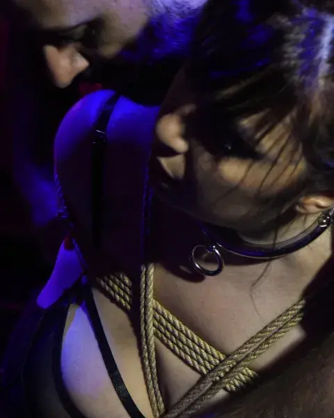mujer practica shibari mujer practica shibari