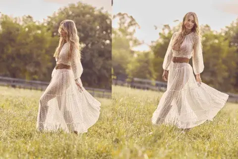 María Vázquez con un vestido bien romántico con transparencias y volados María Vázquez con un vestido bien romántico con transparencias y volados