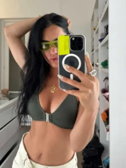Lali Espósito compartió imágenes de sus vacaciones con amigos Lali Espósito compartió imágenes de sus vacaciones con amigos
