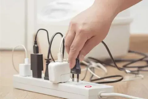 Verificá el consumo de cada electrodoméstico antes de conectar varios dispositivos a una misma zapatilla Verificá el consumo de cada electrodoméstico antes de conectar varios dispositivos a una misma zapatilla