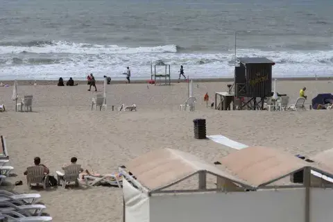 Las playas de Valeria del Mar son muy amplias, rodeadas por una barrera de amplios médanos y bosques de tamariscos y acacias. Las playas de Valeria del Mar son muy amplias, rodeadas por una barrera de amplios médanos y bosques de tamariscos y acacias.