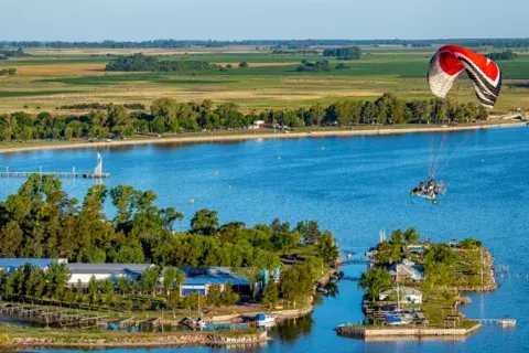El Parque Natural Laguna de Gómez se ubica a pocos minutos del centro de Junín y a 260 km de Buenos Aires.