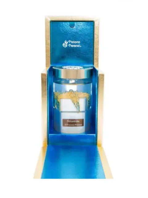 Este objeto de deseo beauty viene inmerso en una caja especial que contiene ml de agua salada y se puede observar el frasco desde el exterior con todo su esplendor