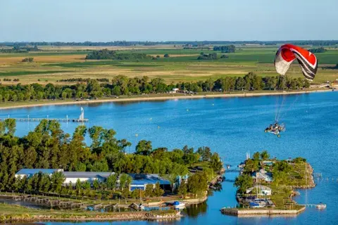 Para los amantes del agua y los deportes acuáticos la laguna se convierte en el espacio perfecto para practicar kayak, paddle surf, windsurf y hasta esquí acuático Para los amantes del agua y los deportes acuáticos la laguna se convierte en el espacio perfecto para practicar kayak, paddle surf, windsurf y hasta esquí acuático