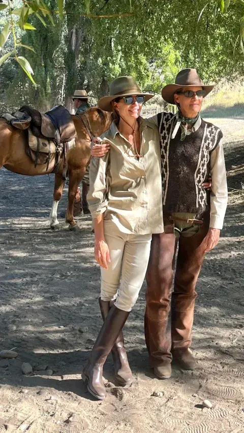 Con una camisa XL, un pantalón en color beige y las clásicas botas de montar en color marrón, la empresaria textil impuso tendencia con este estilismo gauchesco que se robó todos los likes en su cuenta de Instagram Con una camisa XL, un pantalón en color beige y las clásicas botas de montar en color marrón, la empresaria textil impuso tendencia con este estilismo gauchesco que se robó todos los likes en su cuenta de Instagram