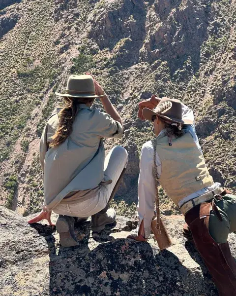 Juliana dejó en claro que se puede apostar a piezas clásicas y ponerlas en tendencia dándole ese toque de modernidad de la mano de otras prendas que también logran formar el outfit perfecto y con estilo Juliana dejó en claro que se puede apostar a piezas clásicas y ponerlas en tendencia dándole ese toque de modernidad de la mano de otras prendas que también logran formar el outfit perfecto y con estilo