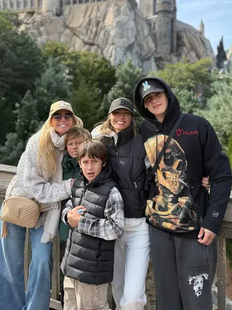 Pampita junto a Bautista, Beltrán, Benicio y Anita. Pampita junto a Bautista, Beltrán, Benicio y Anita.