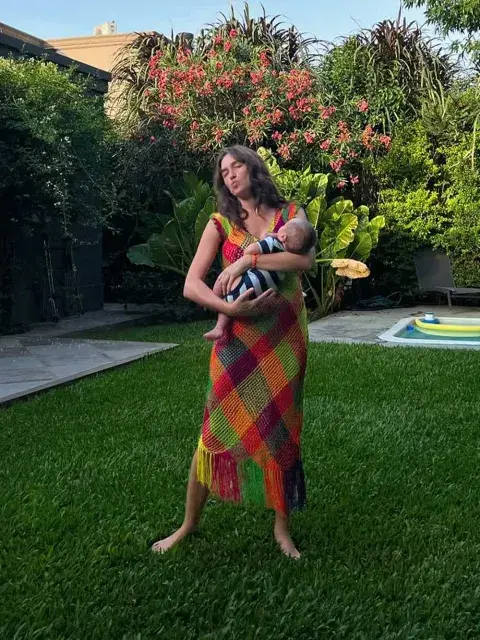 Cande Vetrano apostó por un vestido tejido al crochet en varios colores Cande Vetrano apostó por un vestido tejido al crochet en varios colores