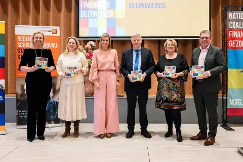 El jueves, la reina de los Países Bajos asistió a una reunión de la Coalición Nacional para la Salud Financiera (NCFG) El jueves, la reina de los Países Bajos asistió a una reunión de la Coalición Nacional para la Salud Financiera (NCFG)