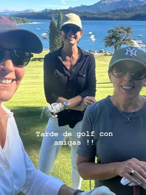 Awada apostó por un equipo conformado por una camisa negra de lino, una prenda clásica para el día que se torna cómoda y fresca, y la combinó con un pantalón chupín en color blanco. Awada apostó por un equipo conformado por una camisa negra de lino, una prenda clásica para el día que se torna cómoda y fresca, y la combinó con un pantalón chupín en color blanco.