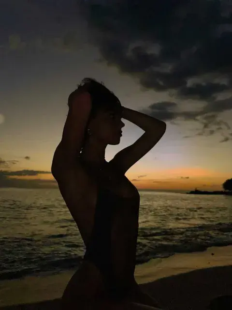 Con un trikini under boob que dejó entrever su increíble figura. Con un trikini under boob que dejó entrever su increíble figura.