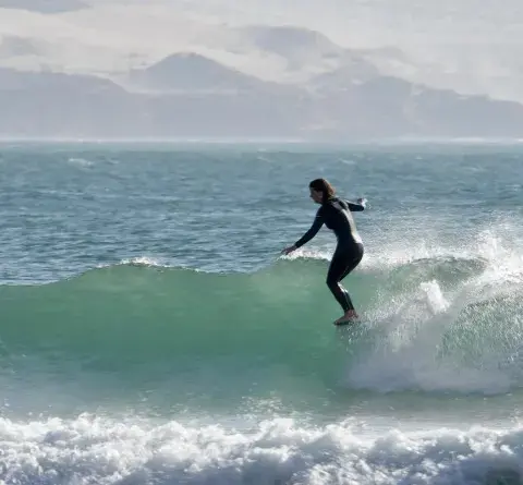 La surfista Lucy Small en el mar