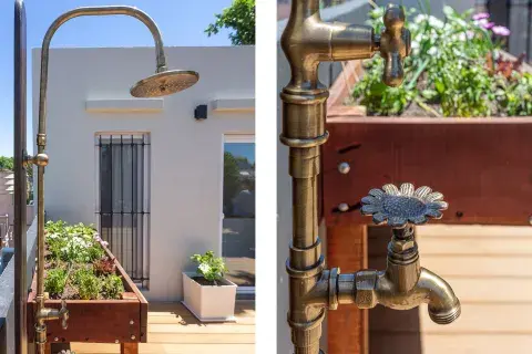 Junto a la huerta en cajón, ducha (Robinet) para refrescarse en verano. En medio de las plantas aromáticas, se incluyeron algunas flores para atraer a las abejas. Junto a la huerta en cajón, ducha (Robinet) para refrescarse en verano. En medio de las plantas aromáticas, se incluyeron algunas flores para atraer a las abejas.