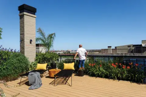 El loft tiene una planta de 100m2 y una terraza de las mismas dimensiones. El loft tiene una planta de 100m2 y una terraza de las mismas dimensiones.