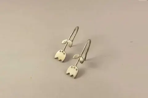 Aros tulipan bronce + bañado en oro 24k (Solana Filkenstein, $58.000)